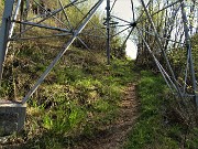 15 Passaggio sotto l'alto traliccio